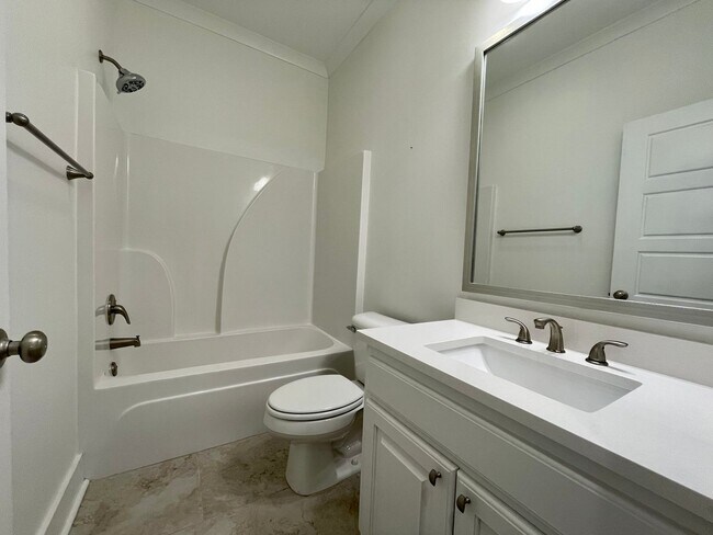 Foto del edificio - Beautiful 4 bedroom 3 bath home with high ...