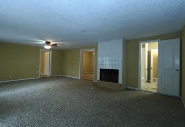 Building Photo - 4 bedrooms 2 Bath