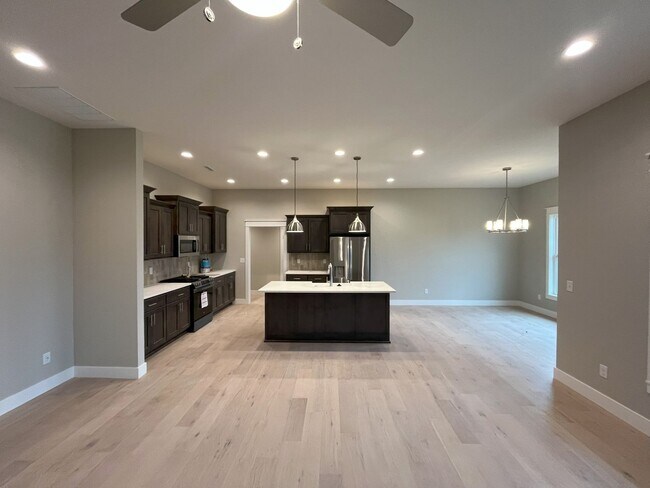 Foto del edificio - Beautiful, nearly-new 4 bedroom, 2 bath home on a cul-de-sac in the exclusive Lion's Gate neighbo...