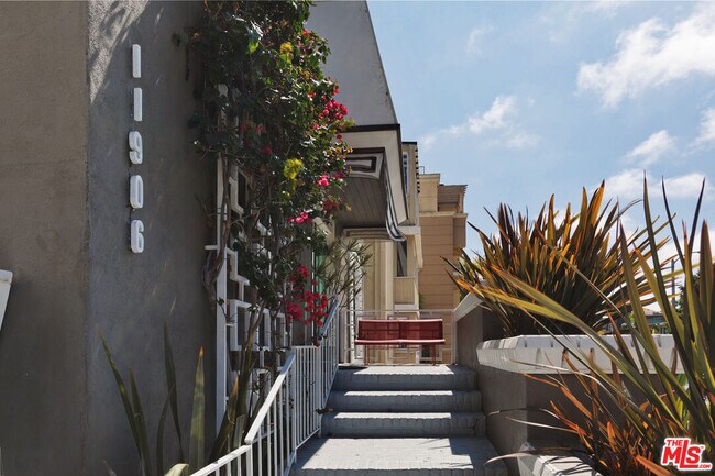 Foto del edificio - 11906 Gorham Ave