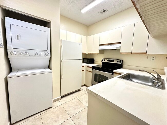 Building Photo - 660 Cypress Club Way