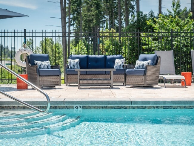 Refresh in the pool - Plateau 176 Apartments