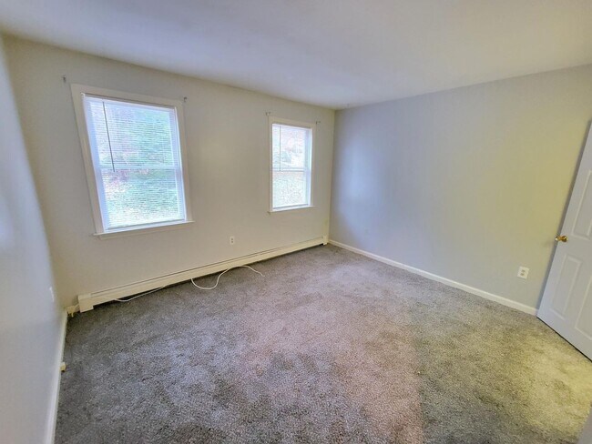 Foto del edificio - 95 Old County Rd N