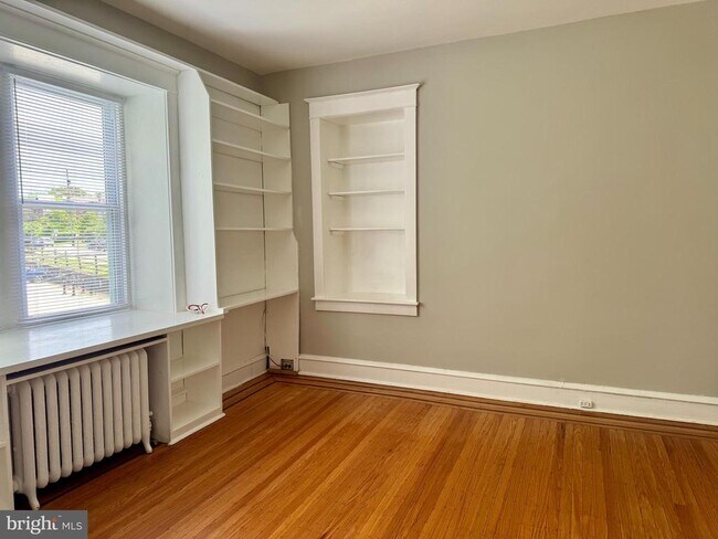 Foto del edificio - 7848 Montgomery Ave