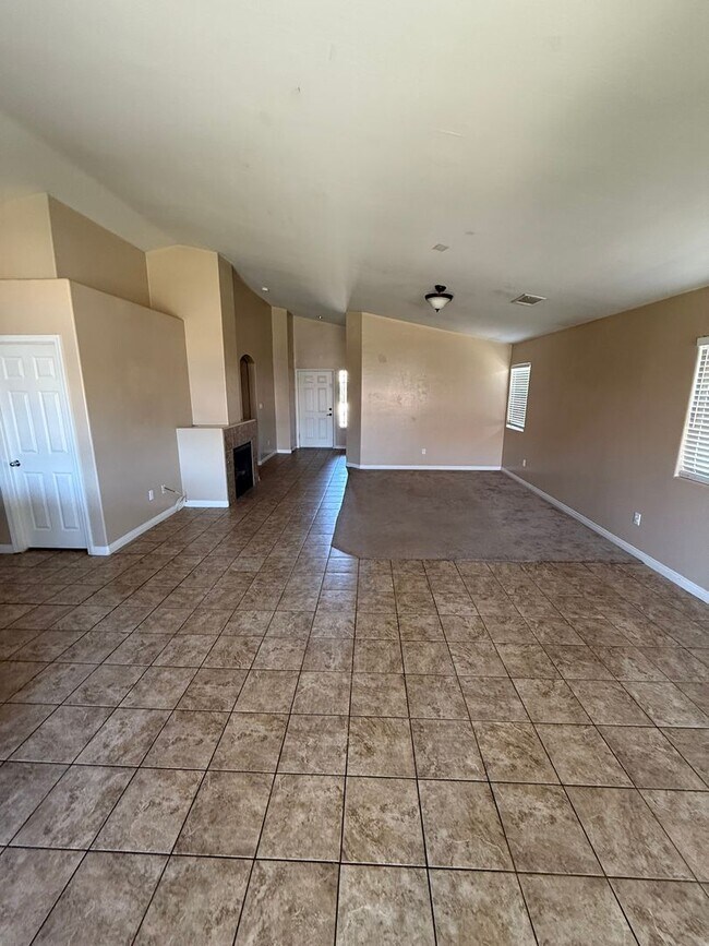 Building Photo - Spacious 3-Bedroom, 2-Bathroom Home in Sou...