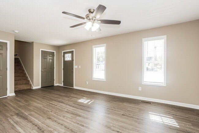 Foto del edificio - 385 River Trace Dr