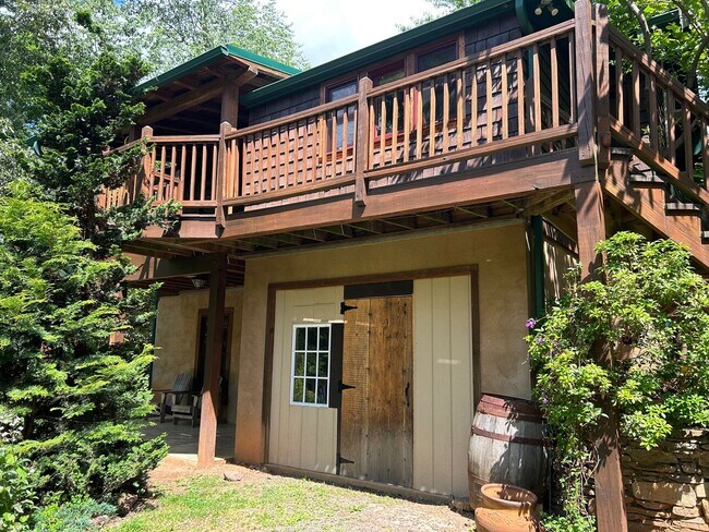 Foto del edificio - East AVL - Beautiful Zen Garden Apt with Sauna!
