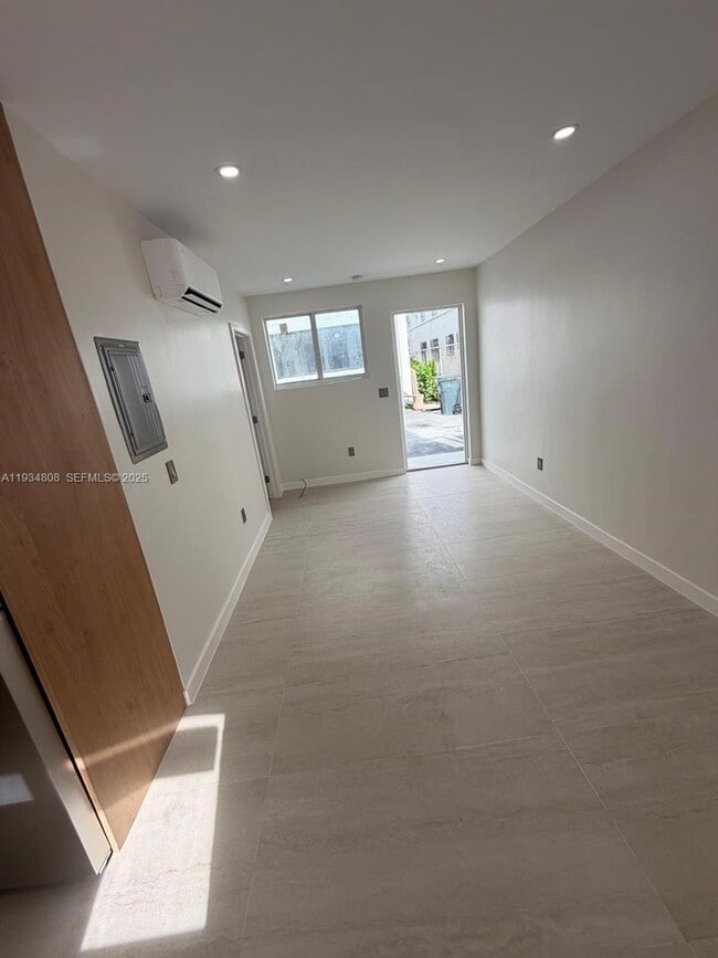 Foto del edificio - 2436 SW 7th St