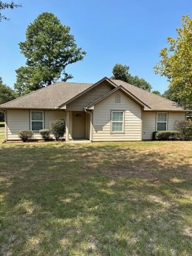 Primary Photo - Beautiful home in Pine Tree ISD