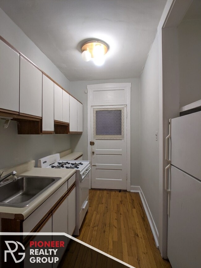 Building Photo - 630 W Cornelia Ave
