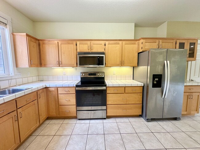 Foto del edificio - Spacious and bright 2 bed 2.5 bath Townhouse
