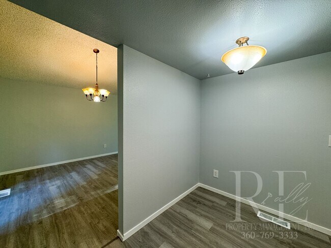 Foto del edificio - Spacious 3-Bedroom Home in Tranquil Port O...
