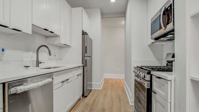 Foto del edificio - Spacious 4-Bedroom, 2-Bathroom Apartment i...