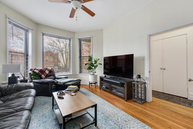 Foto del edificio - 1657 N Bell Ave