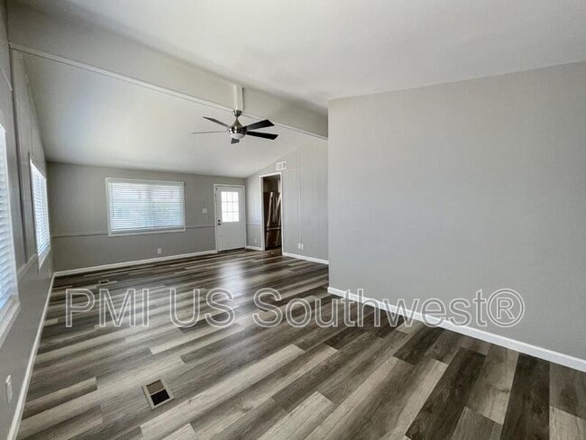 Building Photo - 738 Swan Dr