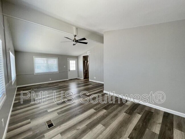 Foto del edificio - 738 Swan Dr