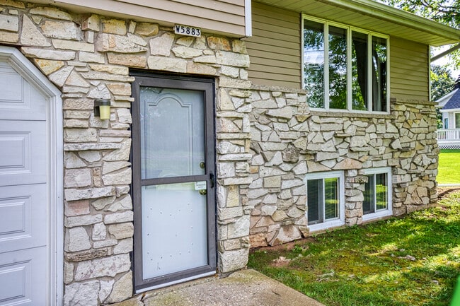 Entrance - W5881 Manitowoc Rd