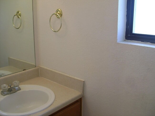 Foto del edificio - 1100 Leslie Cir