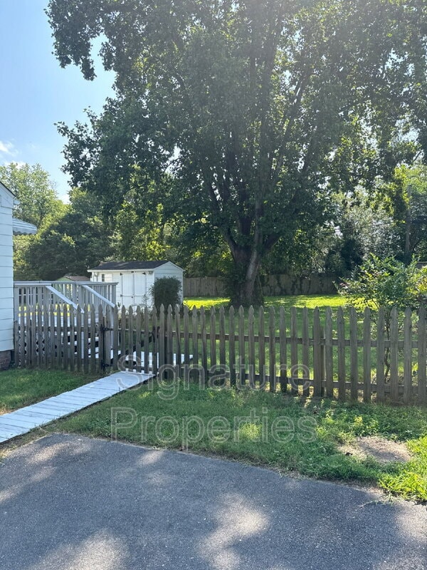 Building Photo - 1209 Foxcroft Rd