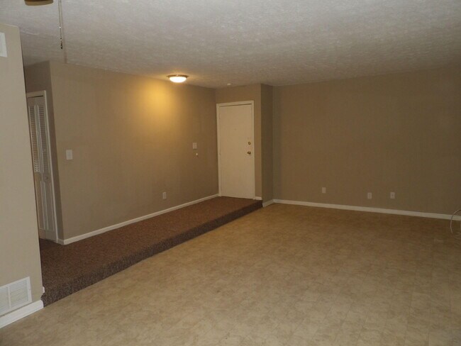 Building Photo - 1005 Colonial Trce