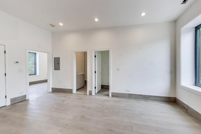 Foto del edificio - 2023 N Drake Ave