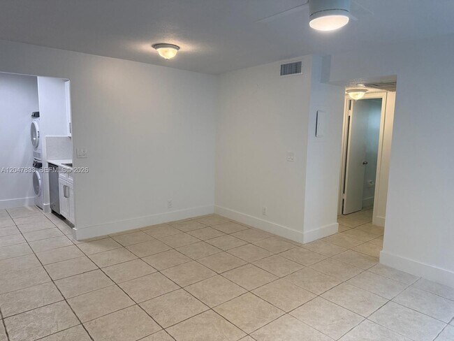 Building Photo - 10116 Twin Lakes Dr