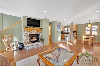 Building Photo - 729B Meadow Dr