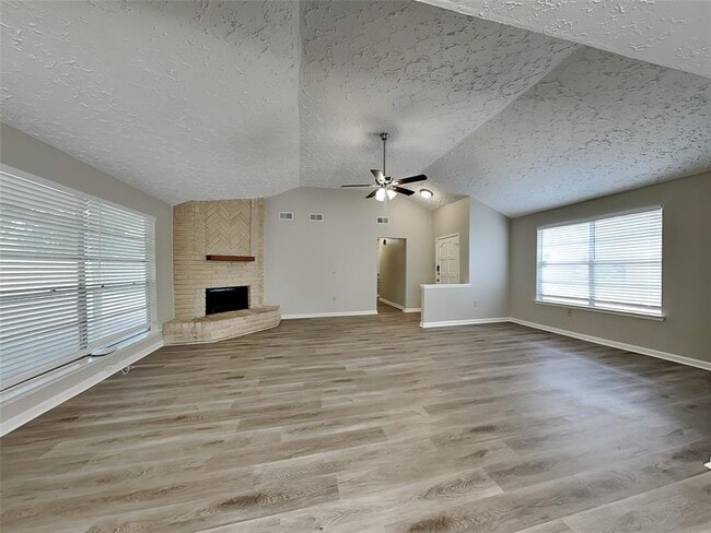 Building Photo - 15803 Pfeiffer Dr