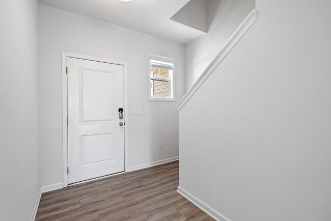 Building Photo - Lovely 3 BR, 2.5 BA Townhome, Centrally lo...