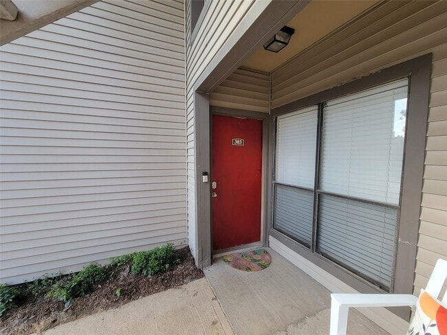 Photo - 2025 Augusta Dr Apartment