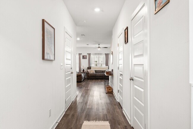 Foto del edificio - 5899 Tyndall Pl