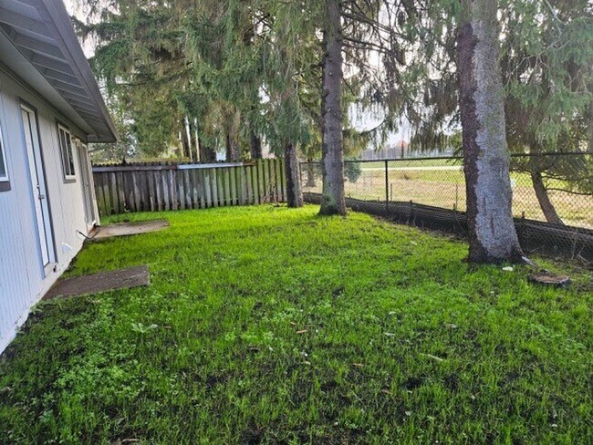 Foto del edificio - Charming 2-Bedroom Home with Garage in Prime Gresham Location