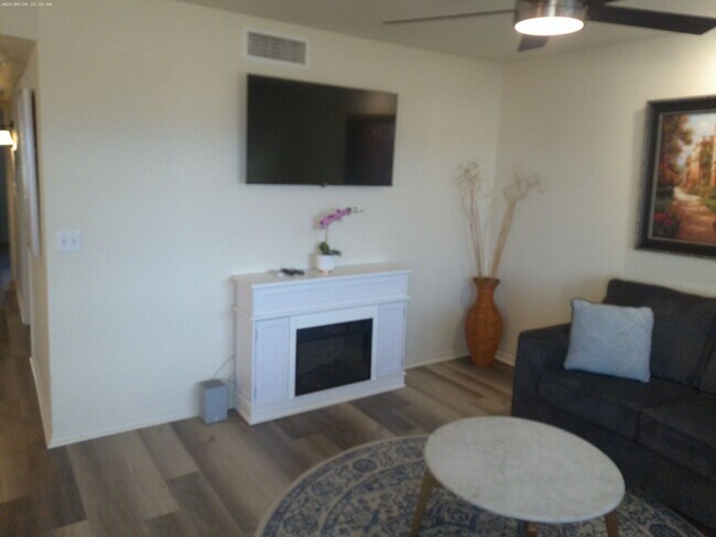 Foto del edificio - Beautifully designed short-term rental Or Long-Term offering comfort, style, and convenience