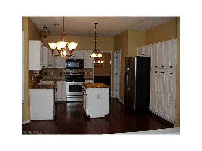 Building Photo - BEAUTIFUL UPDATED HOME WITH FENCED BACKYAR...