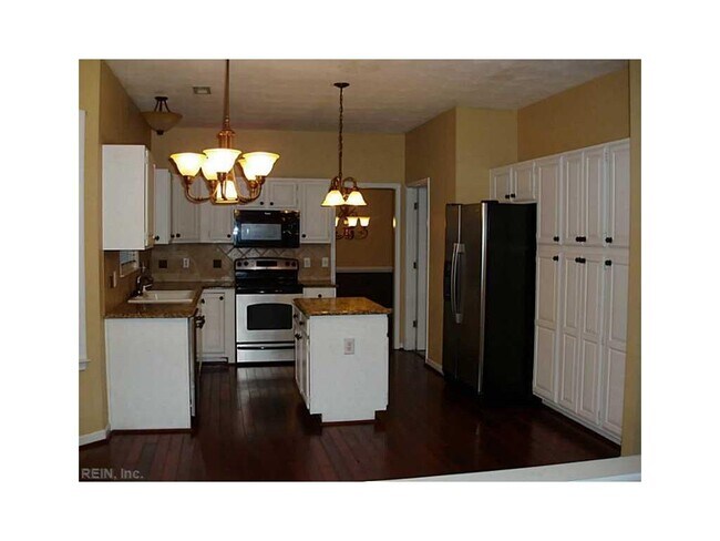 Foto del edificio - BEAUTIFUL UPDATED HOME WITH FENCED BACKYAR...