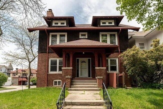 Building Photo - Amazing 5-Bedroom, 2.5 Bathroom Updated Ho...