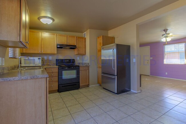 Building Photo - 2 BED, SINGLE STORY, OFF GLENN, READY TO GO!