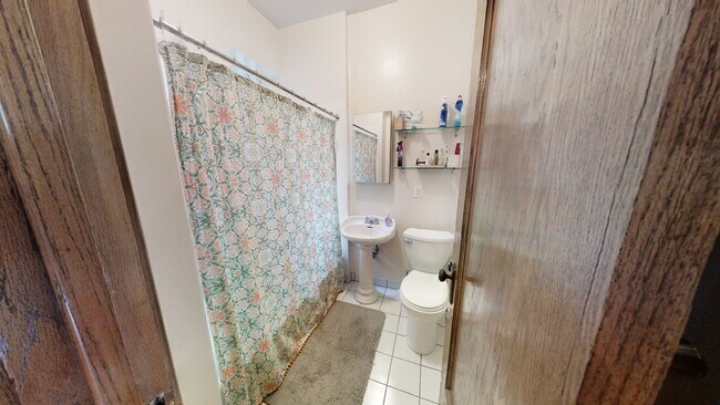 Building Photo - Awesome 2 Bedroom, 1 Bath In Wrigleyville With In-Unit Laundry Available August 1, 2026
