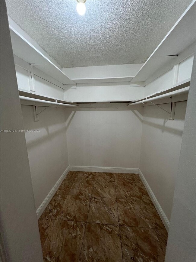 Foto del edificio - 1075 W 68th St