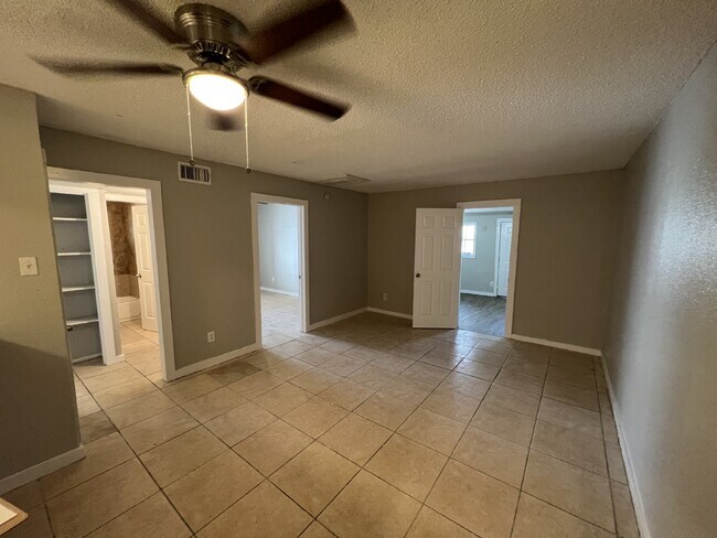 Foto del edificio - 3 bedroom/1 bathroom close to I10 and I35
