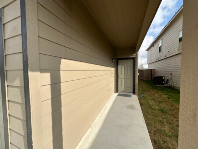 Building Photo - 3Br 2Fb 1HB