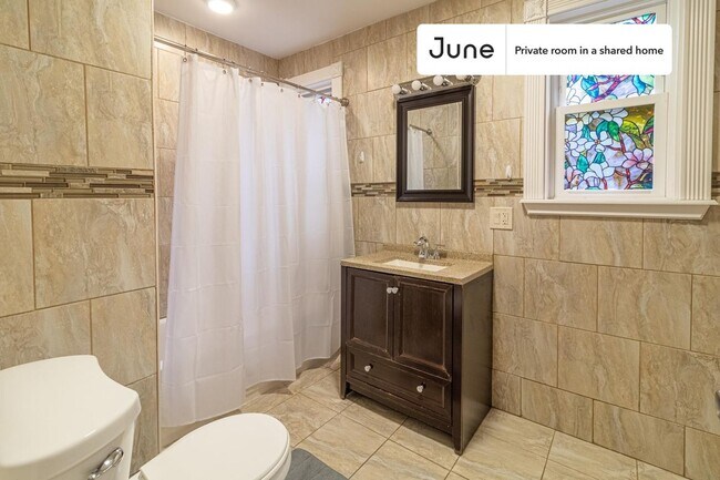 Foto del edificio - Room in Shared 4 bed/1 bath home