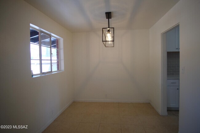 Building Photo - 721 E Joan Pl