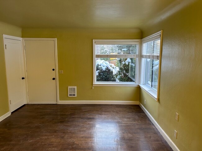 Sala de estar - 1148 Sidney Ave