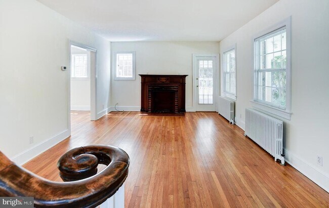 Foto del edificio - 4633 Asbury Pl NW