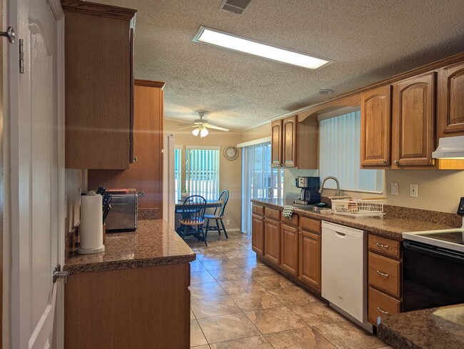 Eat-in kitchen - 9852 Grackle Loop