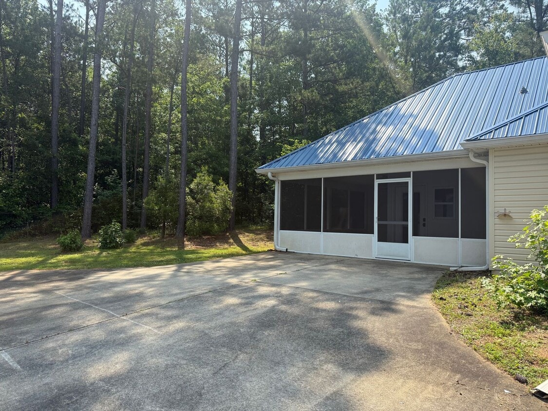 Building Photo - Charming 3BR Home with Bonus Room & Screen...