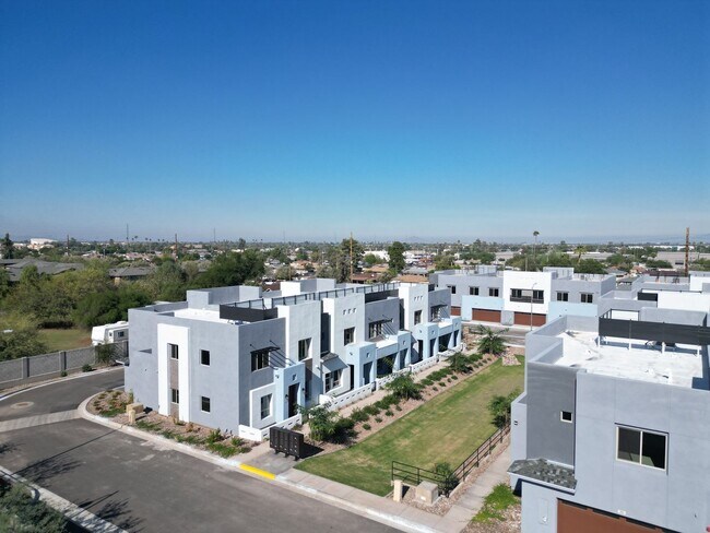Foto del edificio - Brand New Never Lived in! Location, location, location! Stunning modern style 3 bedroom/2.5 bathr...