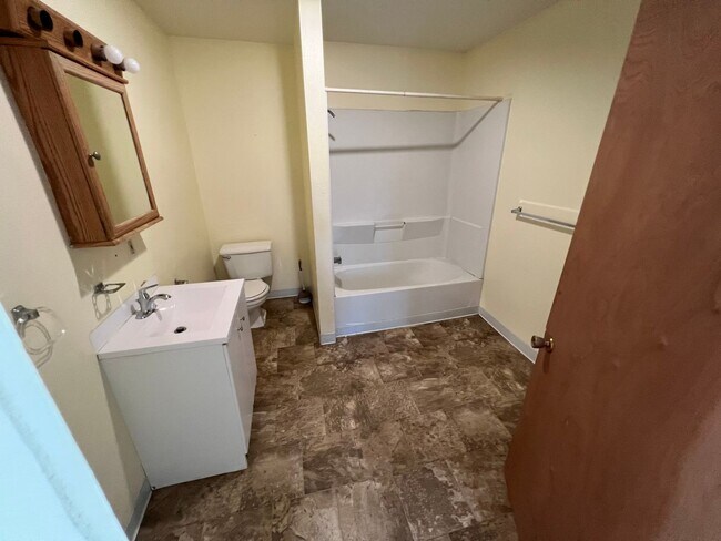 Building Photo - 4 Bedroom 2 Bath - Single Family Home