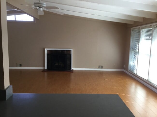 Foto del edificio - Pet Friendly Single Family Home for Rent in the Glenmoor Neighborhood!